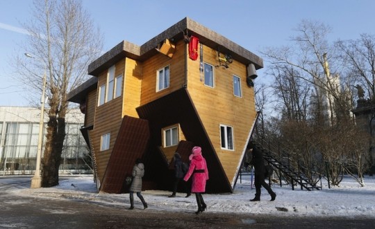 Russia’s Upside Down House Defies Gravity | favbulous : The amazing image showing an stunning scenery. The colors are striking and mix perfectly. Its composition is great, with the features are also extremely sharp.